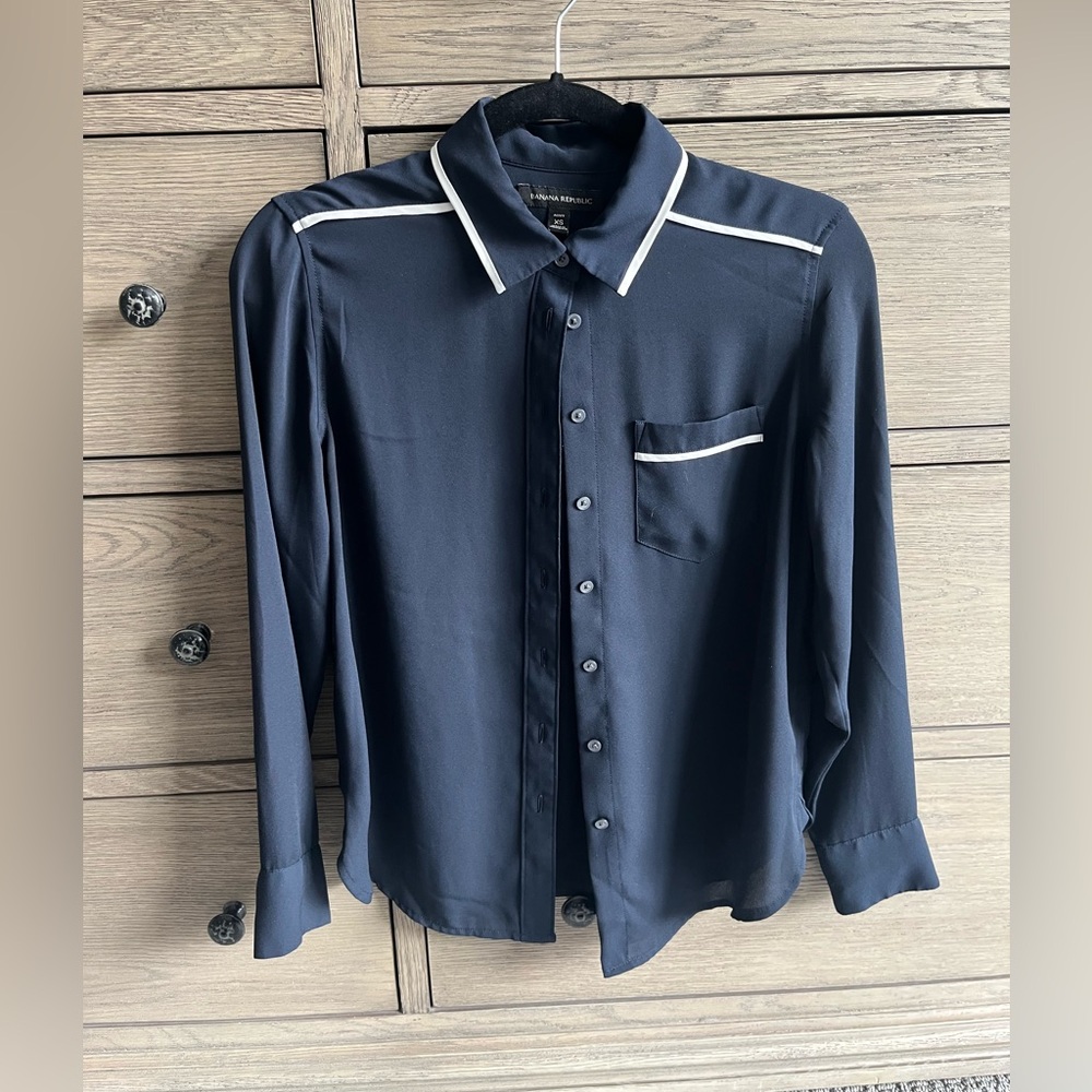 Banana Republic women’s navy blouse